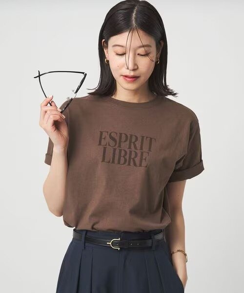 半袖Tシャツを着た女性