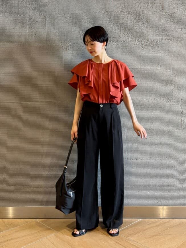 ブラウスと黒のワイドパンツの40代夏コーデ