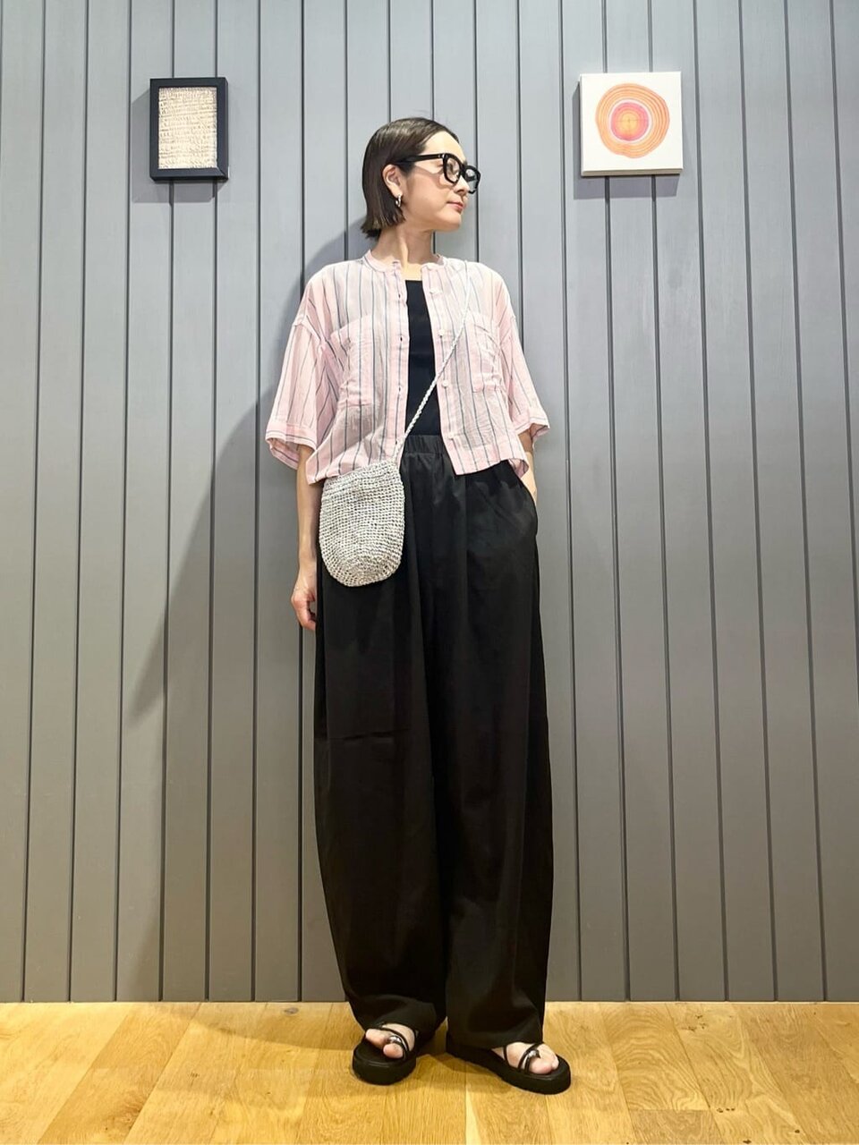 シャツと黒ワイドパンツの40代夏コーデ