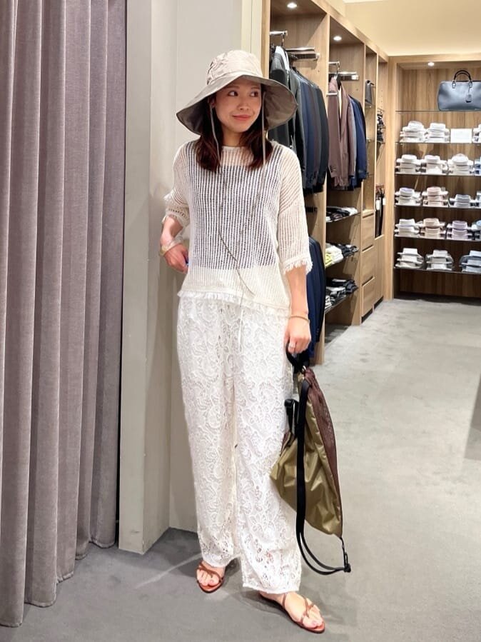 プルオーバーと白ワイドパンツの40代夏コーデ