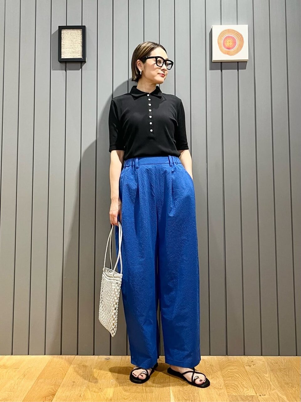 カットソーとブルーワイドパンツの40代夏コーデ