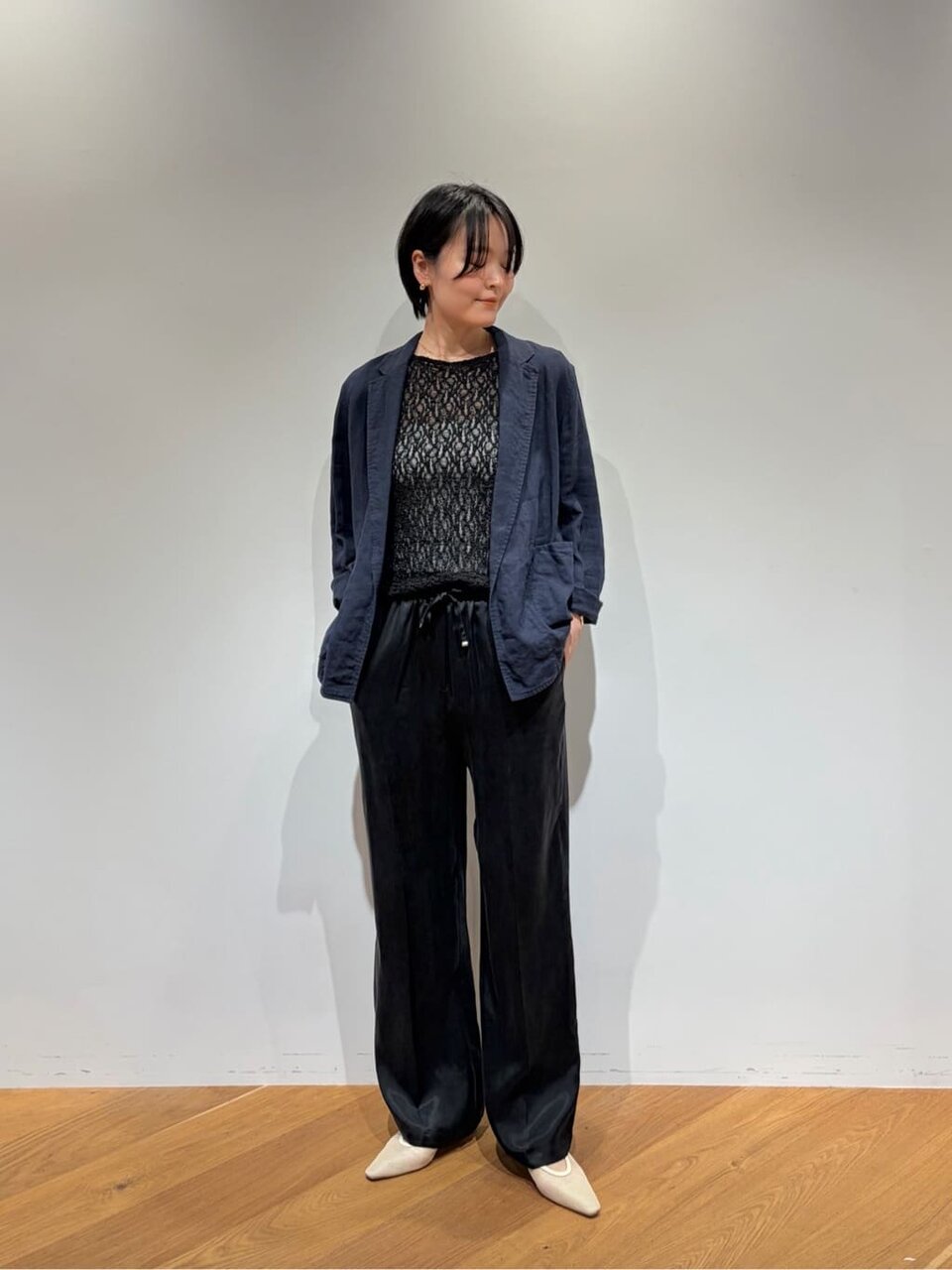 ジャケットと黒ワイドパンツの40代秋コーデ