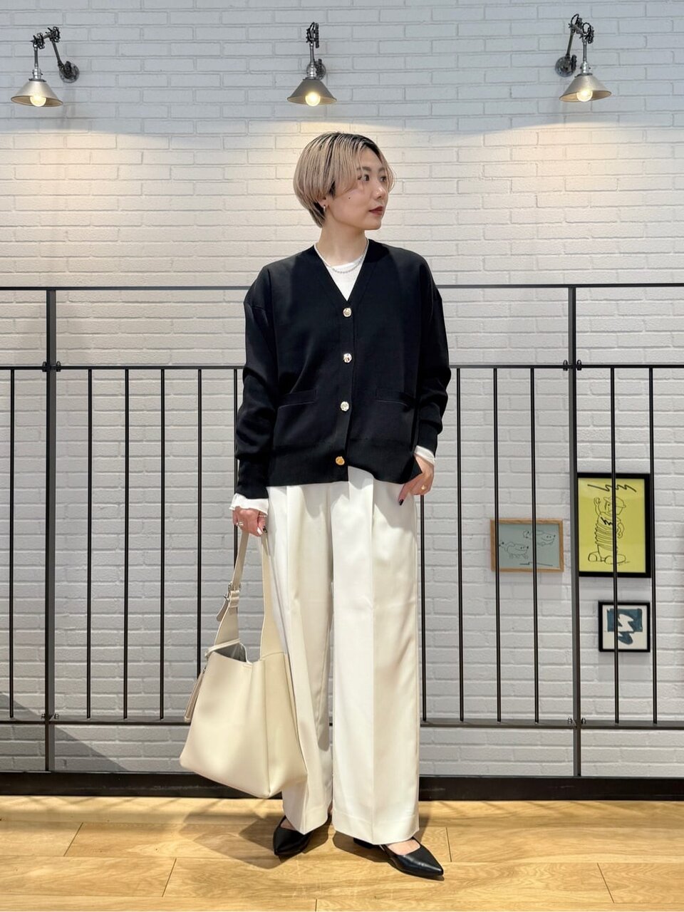 カーディガンと白ワイドパンツの40代秋コーデ