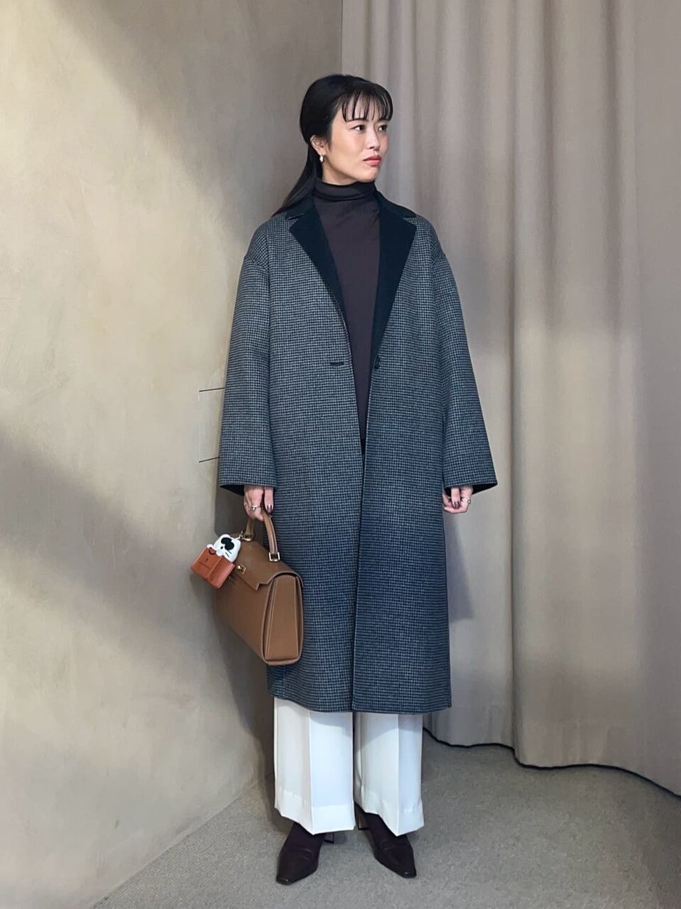 ロングコートと白ワイドパンツの40代冬コーデ