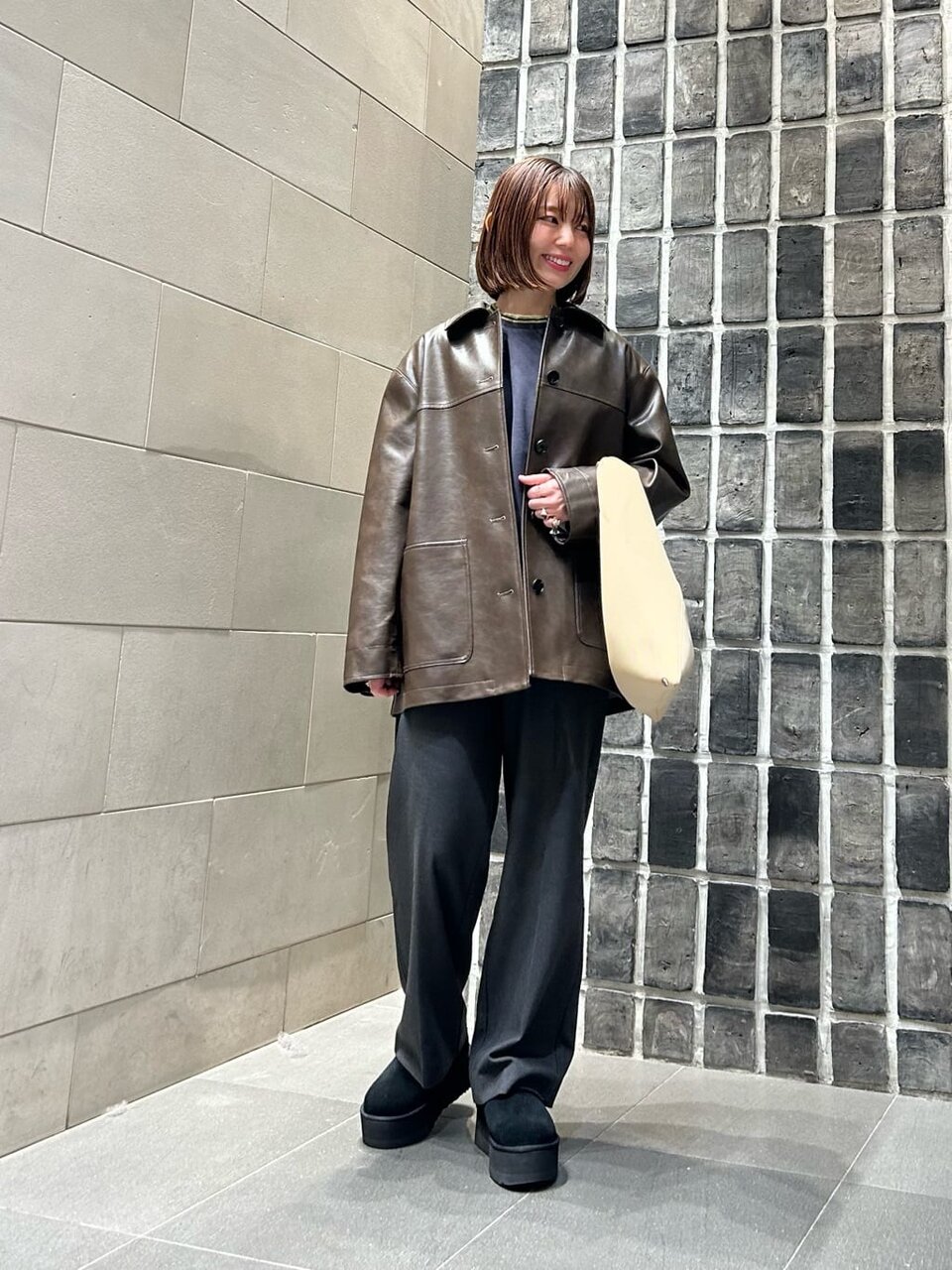レザーライクジャケットとダークグレーワイドパンツの40代冬コーデ