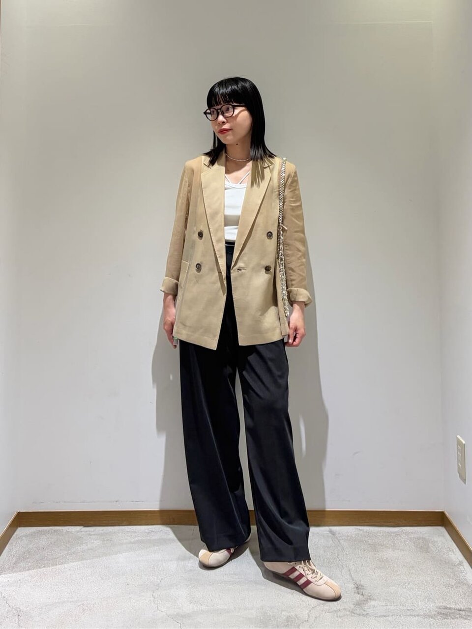 ジャケットと黒ワイドパンツの40代春コーデ