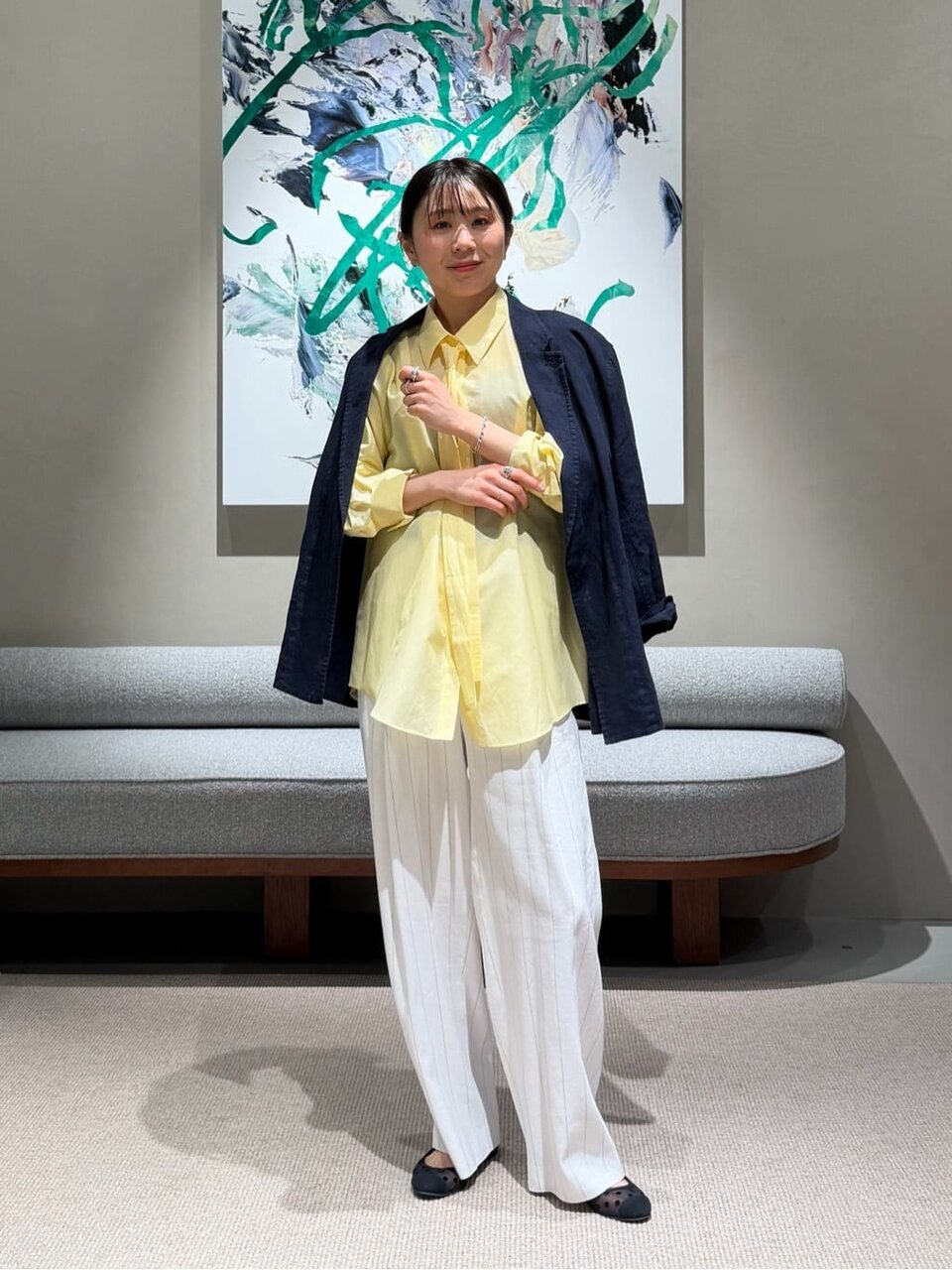 シャツと白ワイドパンツの40代春コーデ
