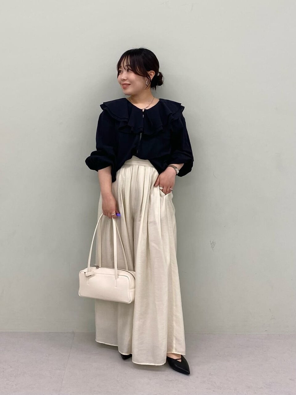 ブラウスと白ワイドパンツの40代春コーデ
