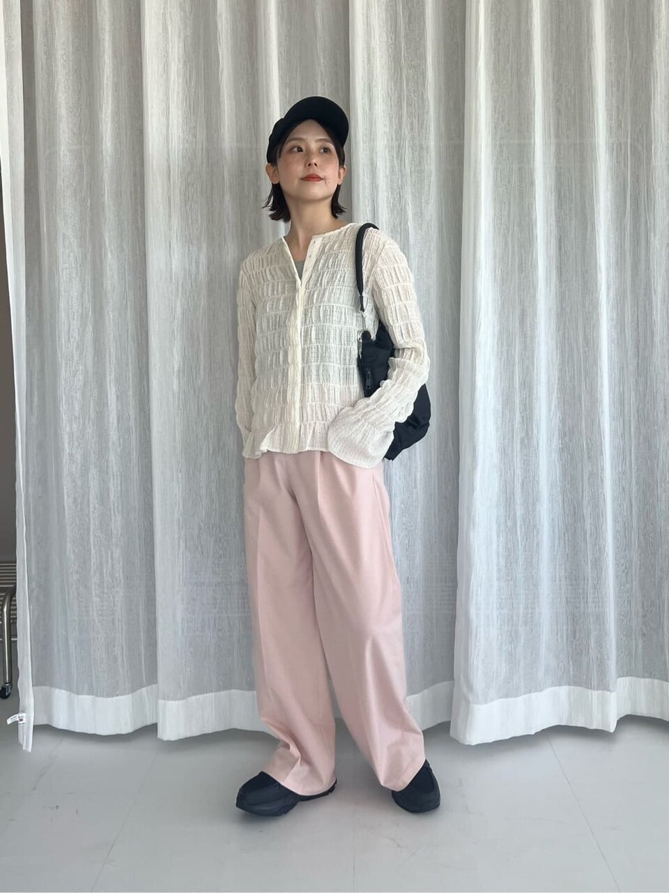 カーディガンとライトピンクワイドパンツの40代春コーデ
