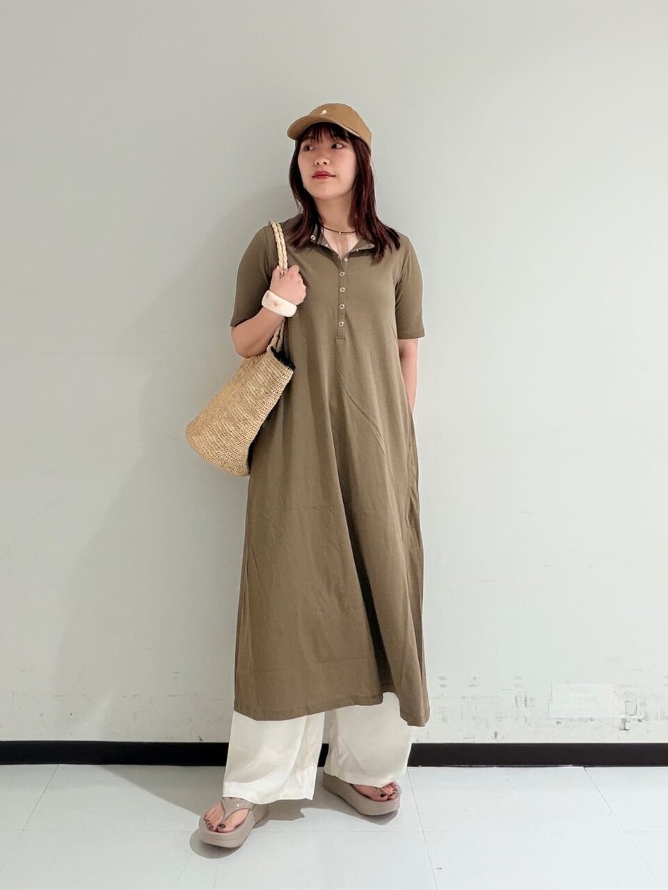 ワンピースと白ワイドパンツの40代夏コーデ