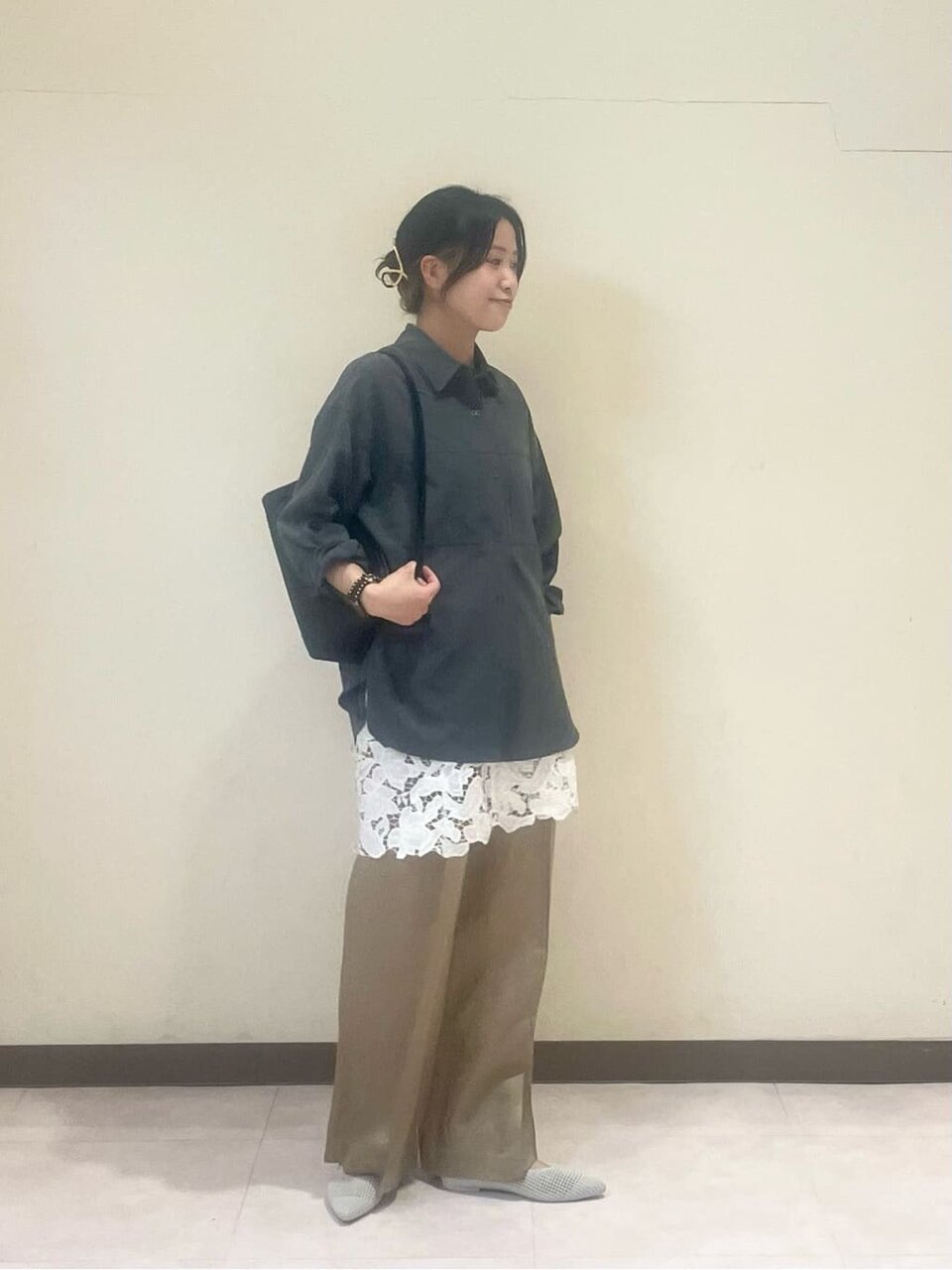 シャツとベージュワイドパンツの40代秋コーデ