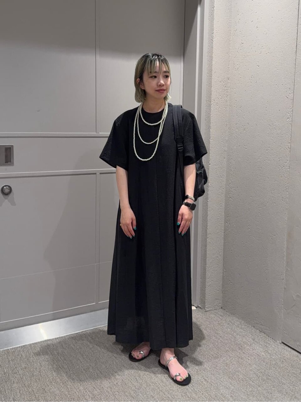黒ワンピースとサンダルの30代夏コーデ