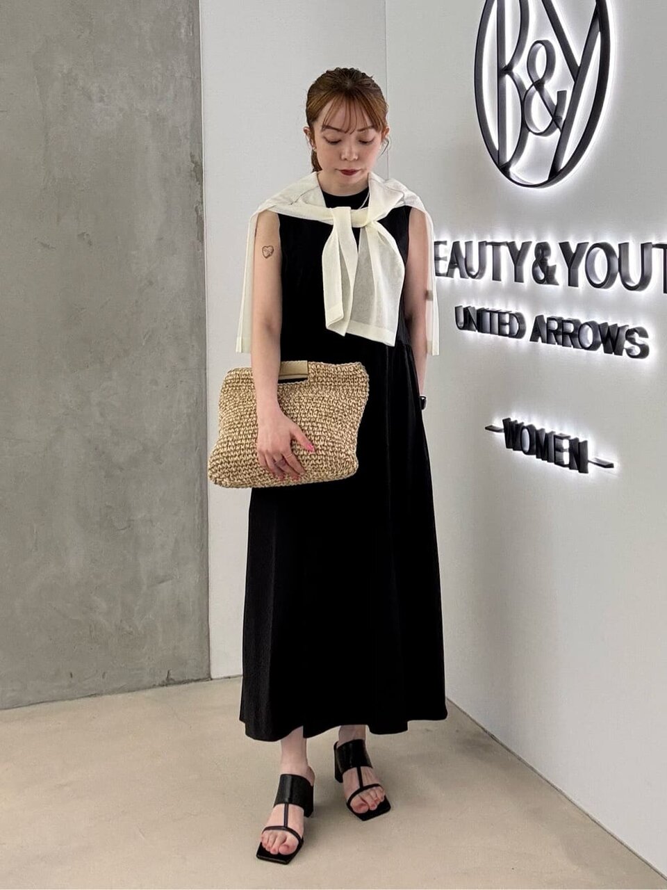 黒ワンピースとシアーニットの30代夏コーデ