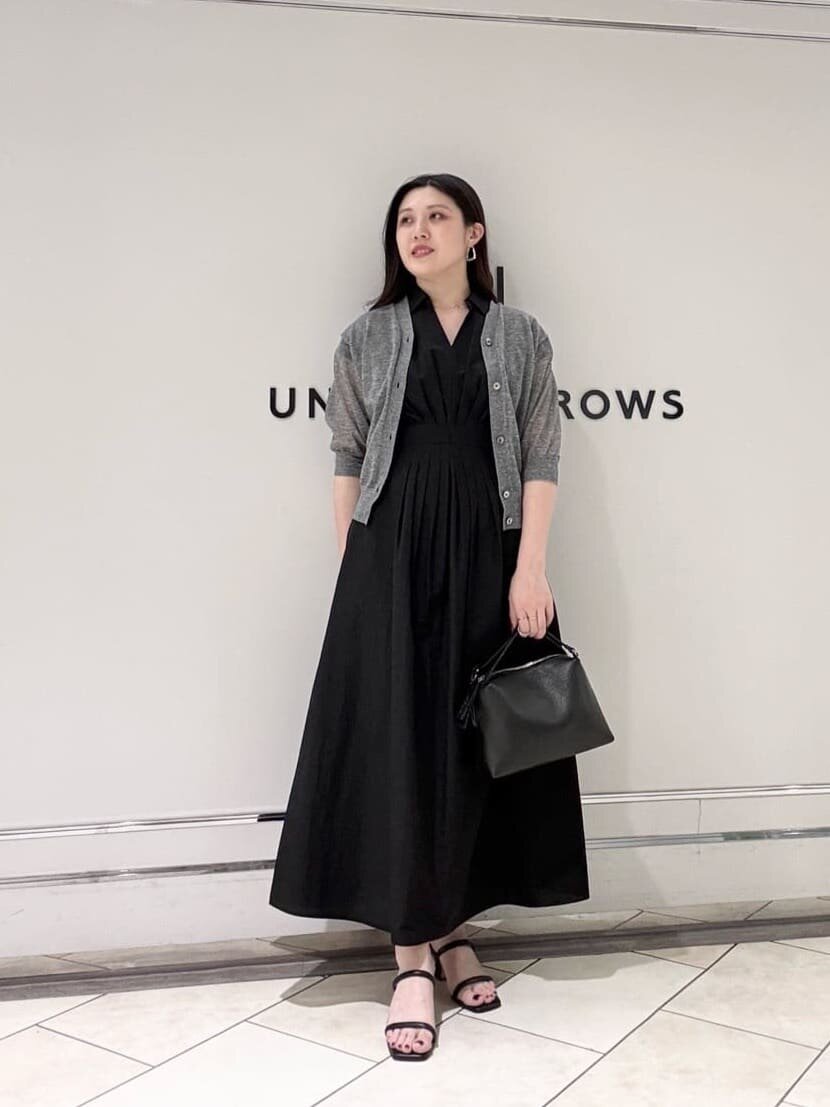 黒ワンピースとシアーカーディガンの30代夏コーデ