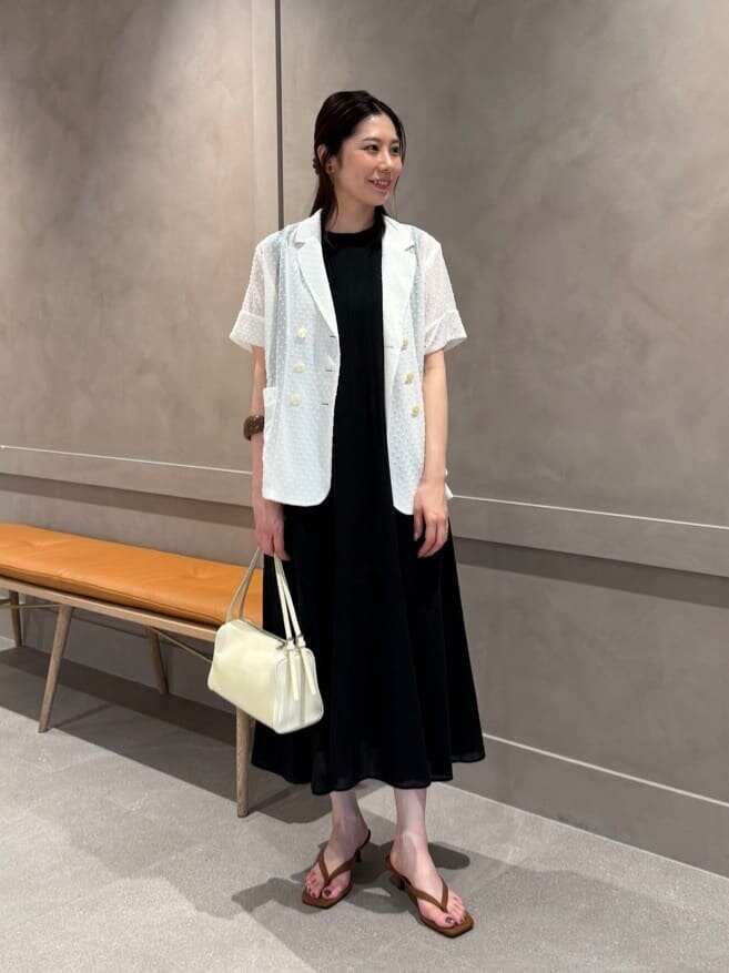 黒ワンピースとシアージャケットの40代夏コーデ