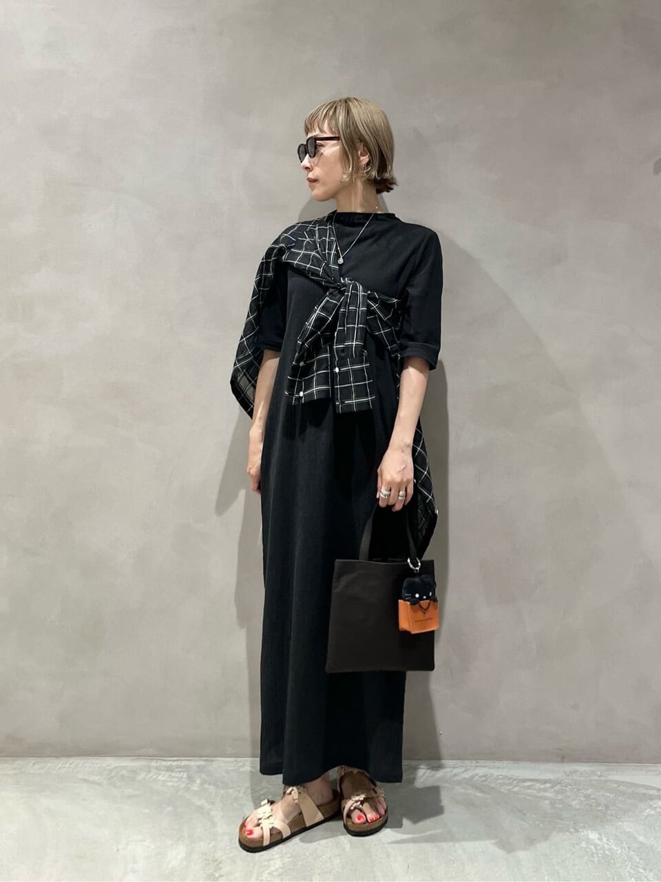 黒ワンピースとシアーシャツの40代夏コーデ