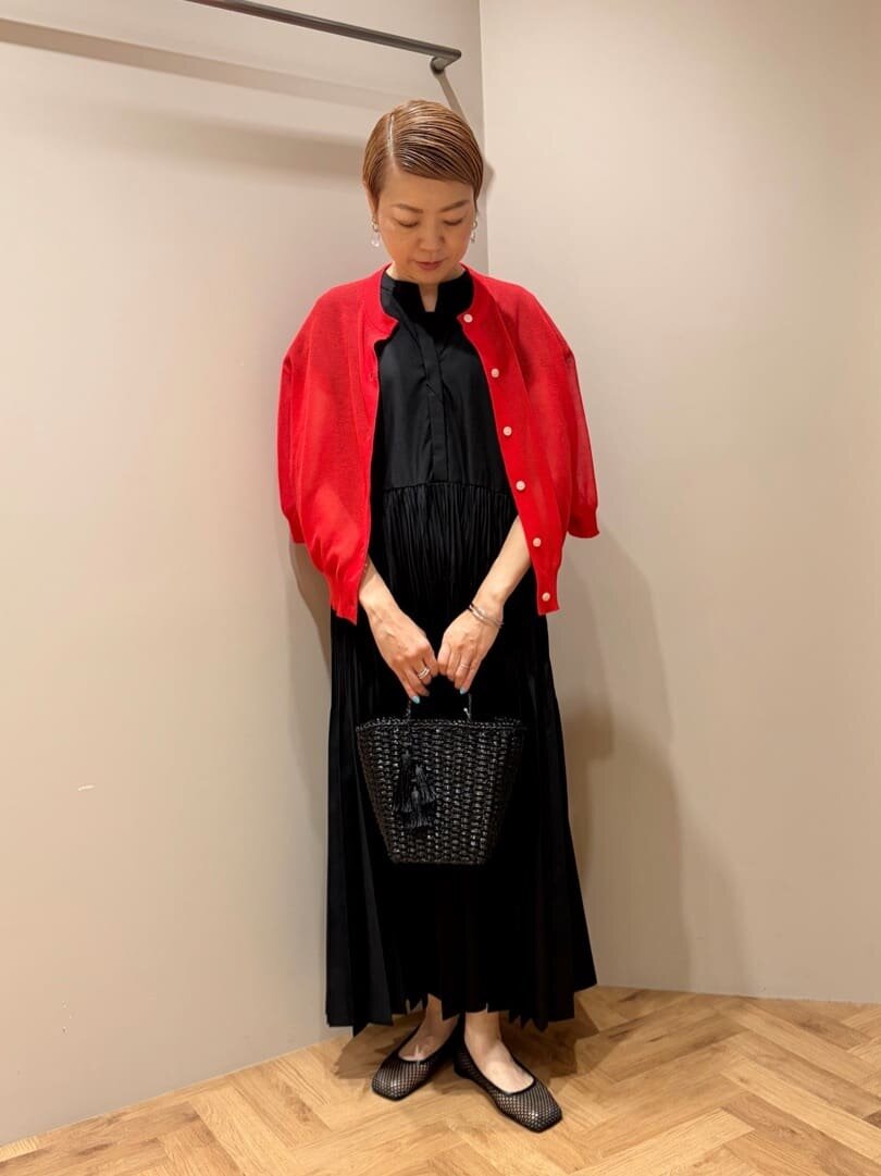 黒ワンピースとシアーカーディガンの50代夏コーデ