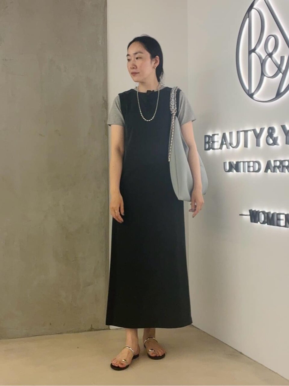 カットソーと黒ワンピースの50代夏コーデ