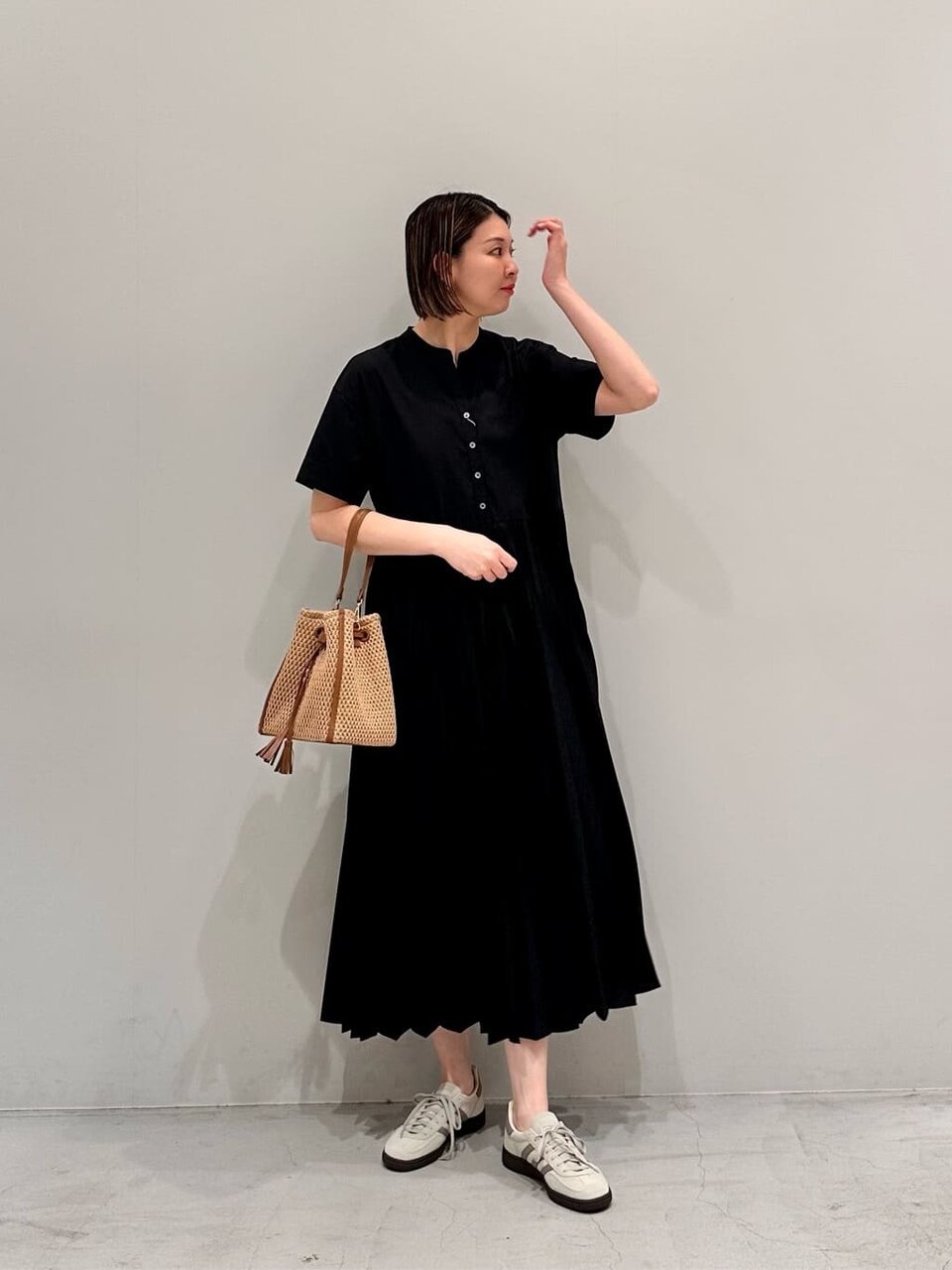 黒ワンピースとベージュのスニーカーの夏コーデ
