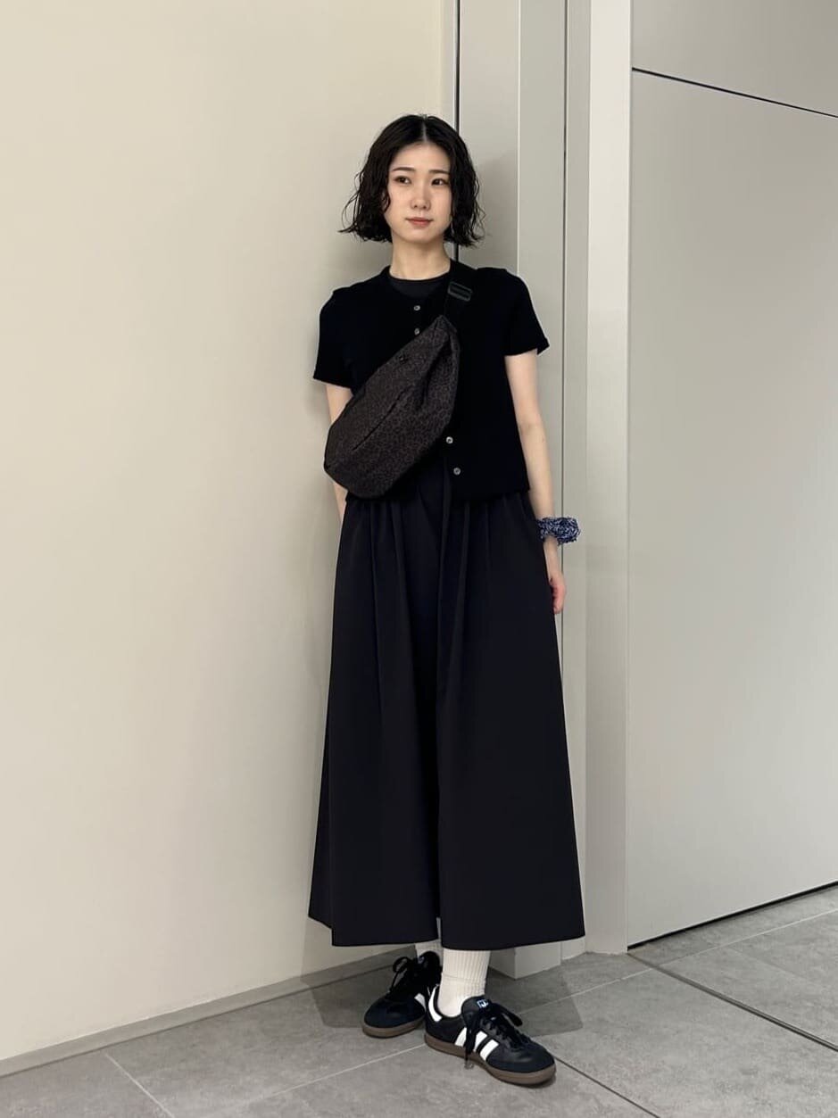 黒ワンピースと黒のスニーカーの夏コーデ