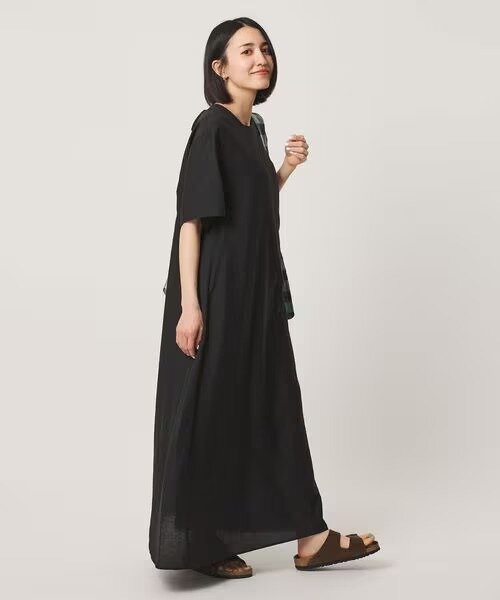 シアーな質感の黒ワンピースを着た女性