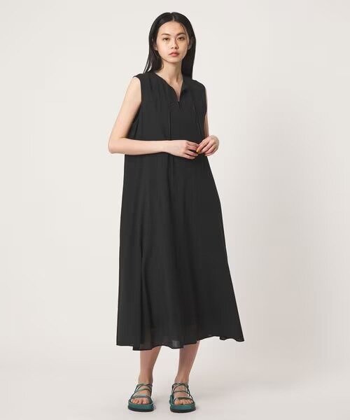 ノースリーブワンピースを着た女性