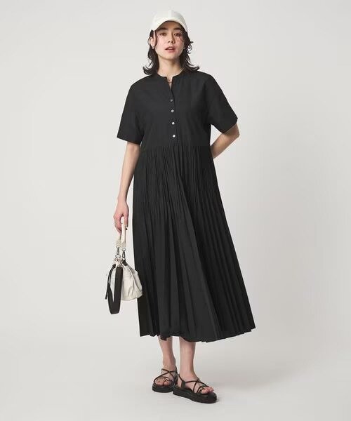 黒ワンピースにサンダルをあわせた着こなし