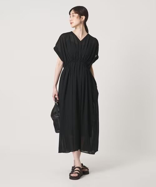 黒ワンピースを着た女性