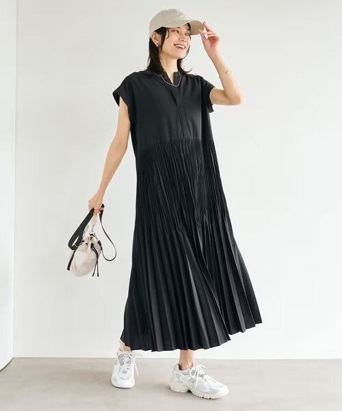 黒ワンピースにスニーカーをあわせた着こなし