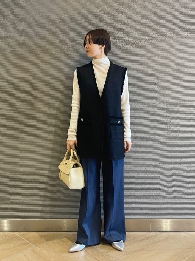 ジレとデニムパンツの50代秋コーデ