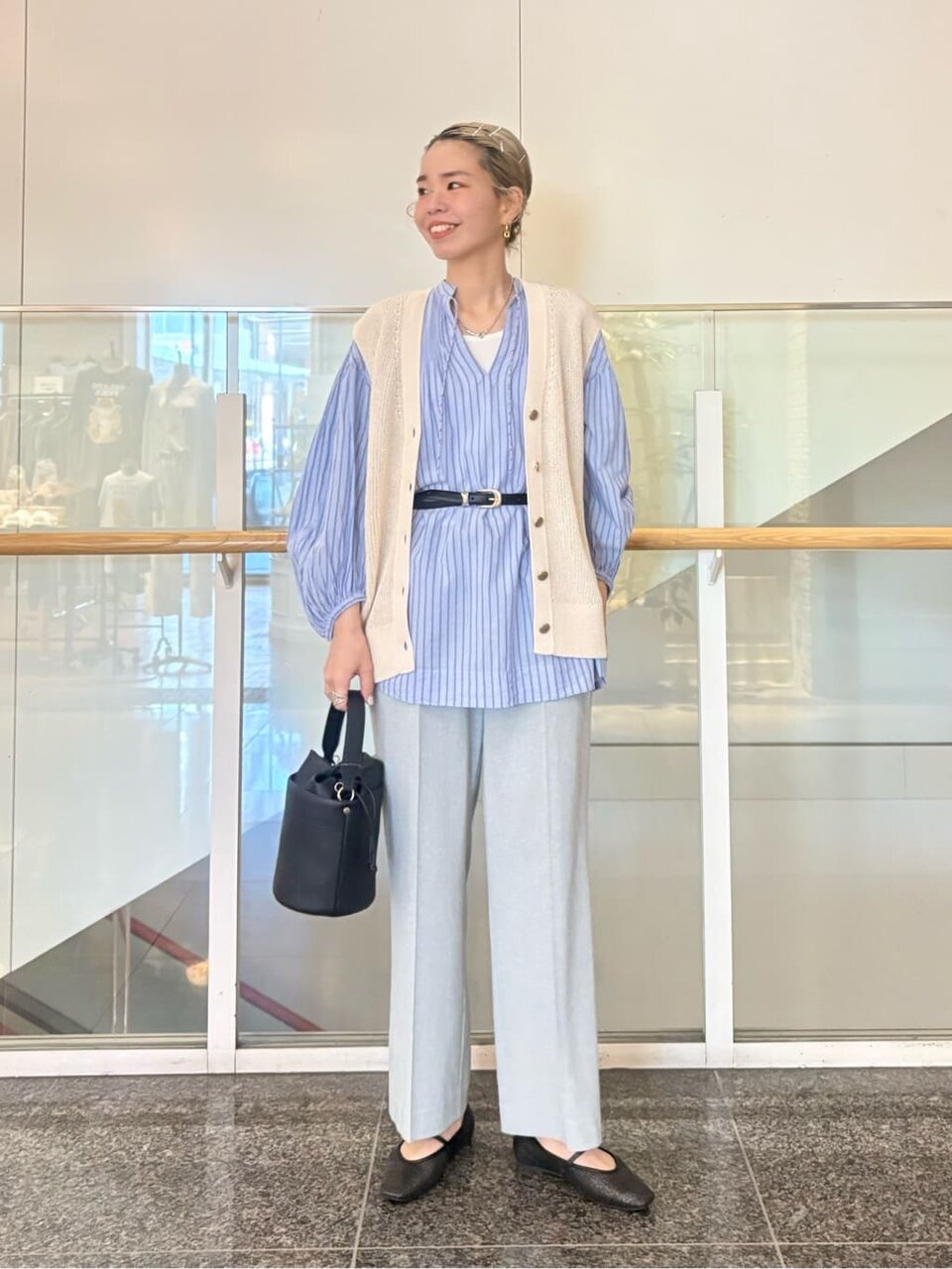 ブラウスとフレアパンツの30代春コーデ