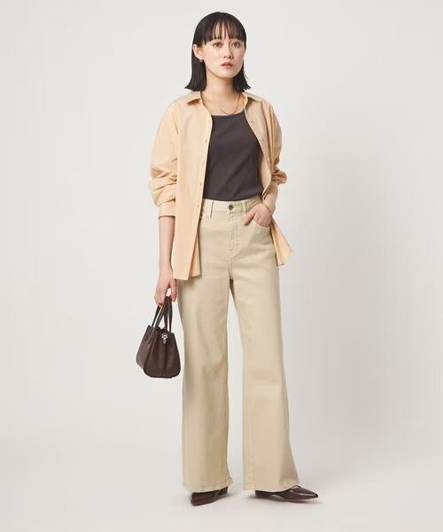 大人カジュアルコーデの女性