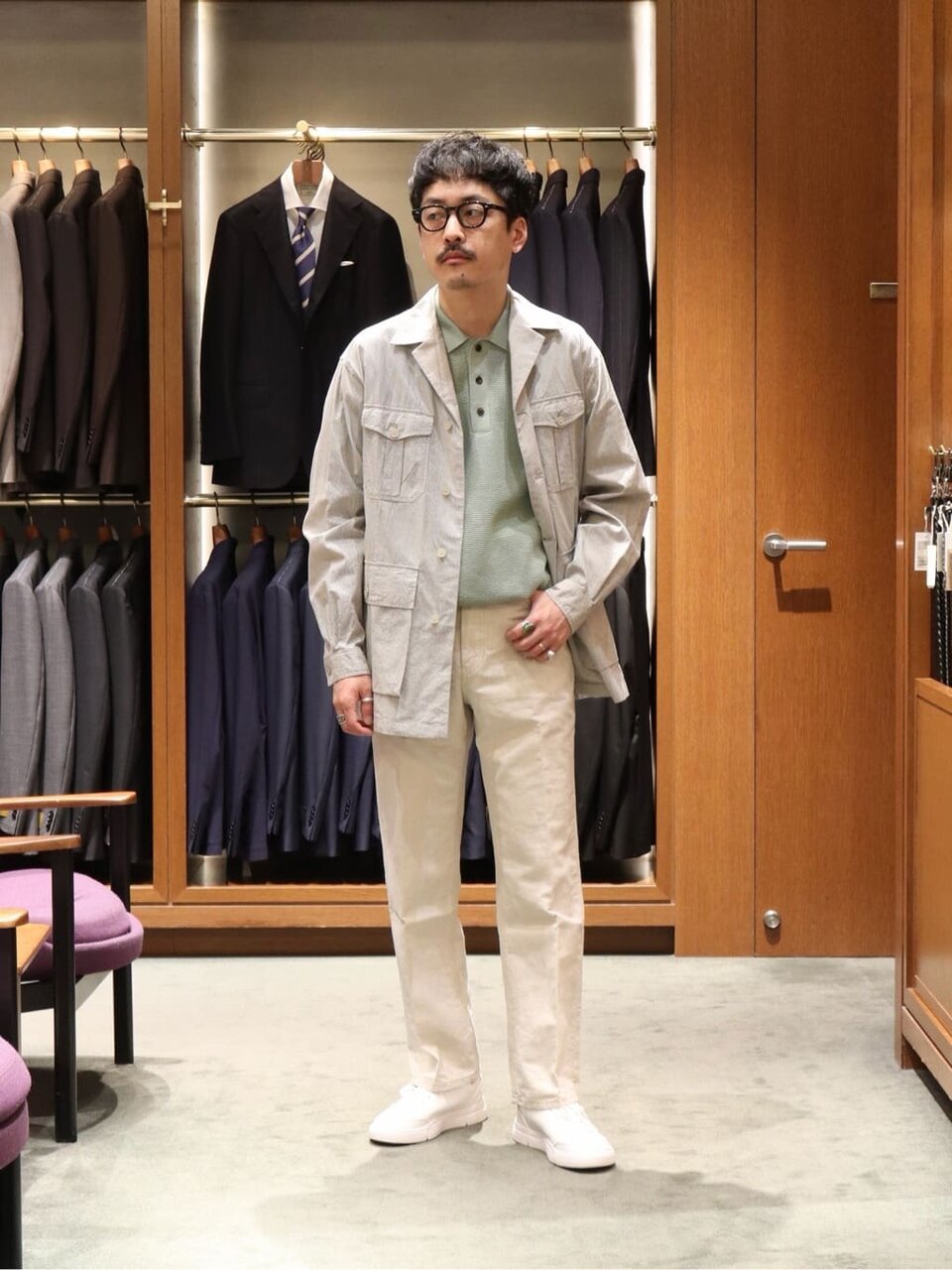 サファリジャケットとワイドパンツの40代春コーデ