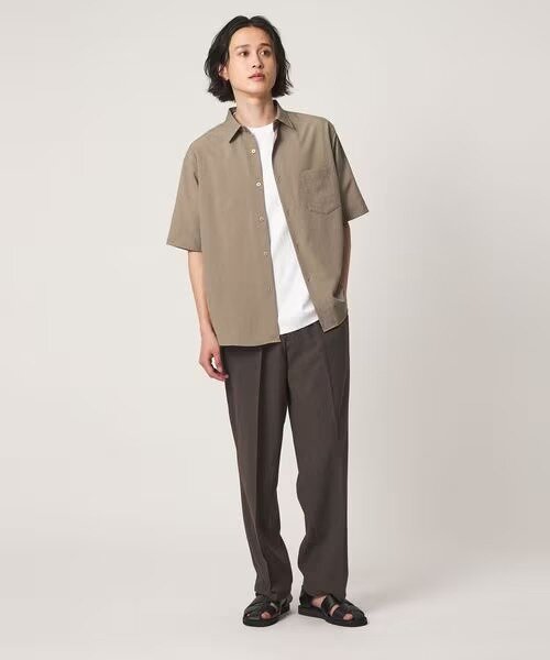 Tシャツにシャツをあわせたカジュアルコーデ