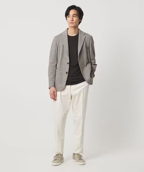 ジャケットにスニーカーをあわせたきれいめコーデ