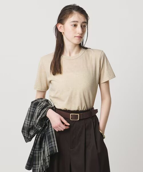 Tシャツを着た女性