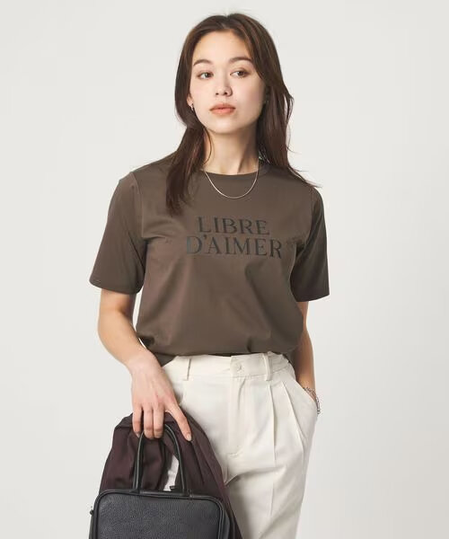 Tシャツを着た女性