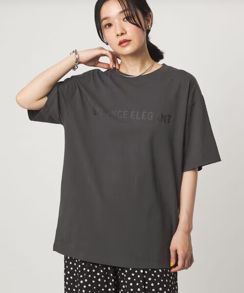 Tシャツを着た女性