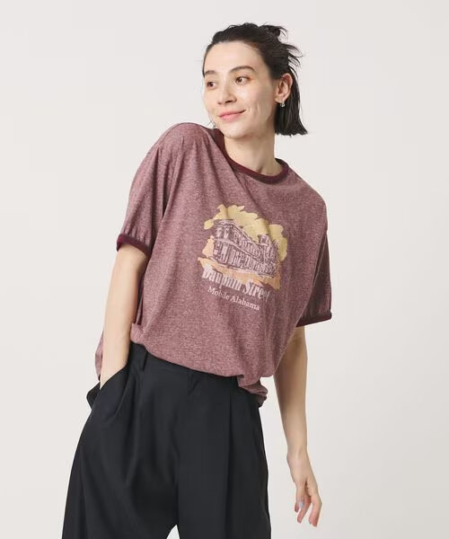 Tシャツを着た女性