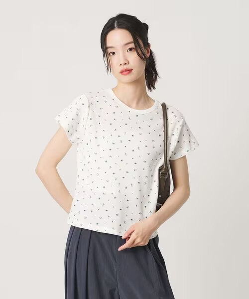 Tシャツを着た女性