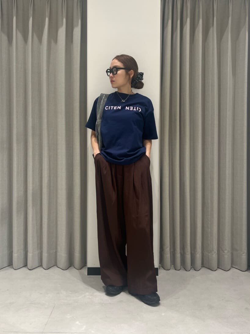 Tシャツを着た女性
