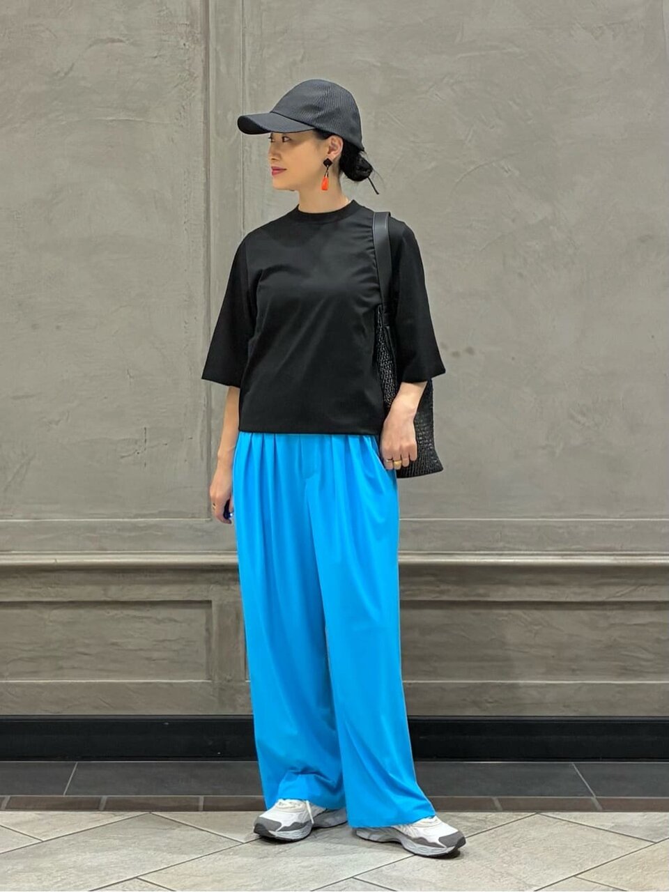 Tシャツを着た女性