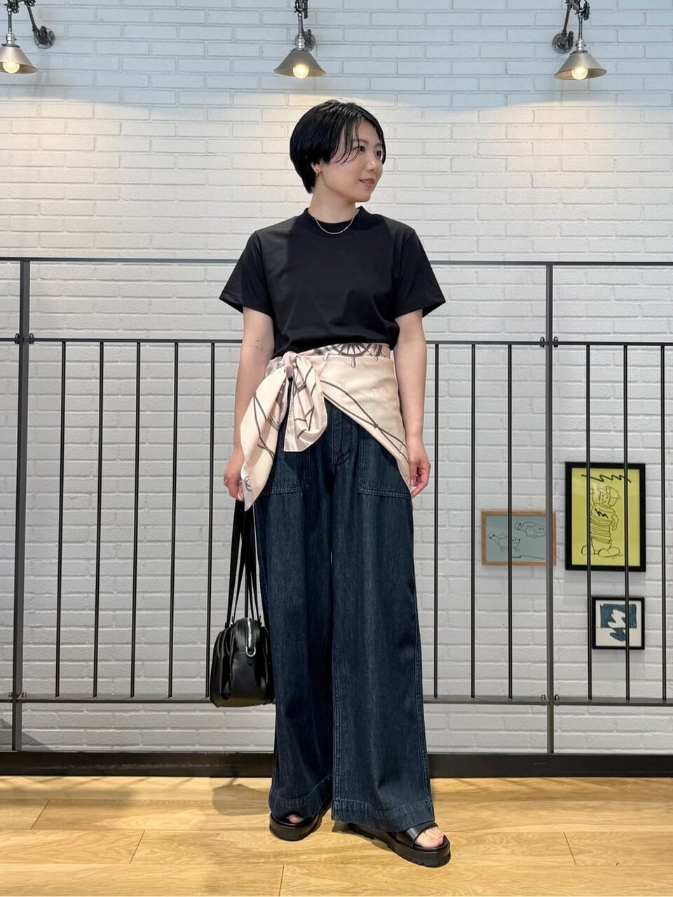 Tシャツを着た女性