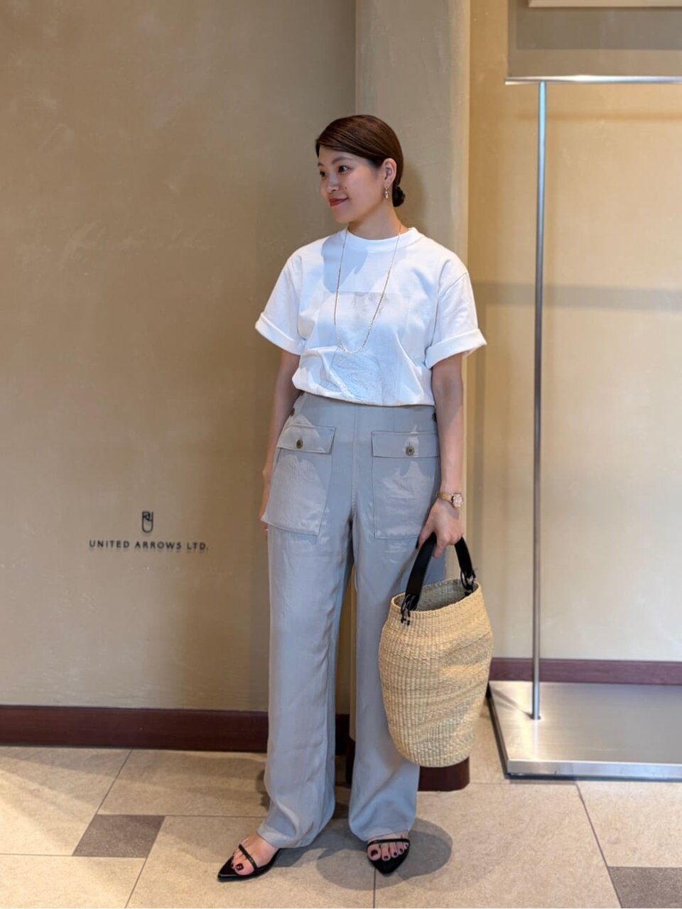 Tシャツを着た女性