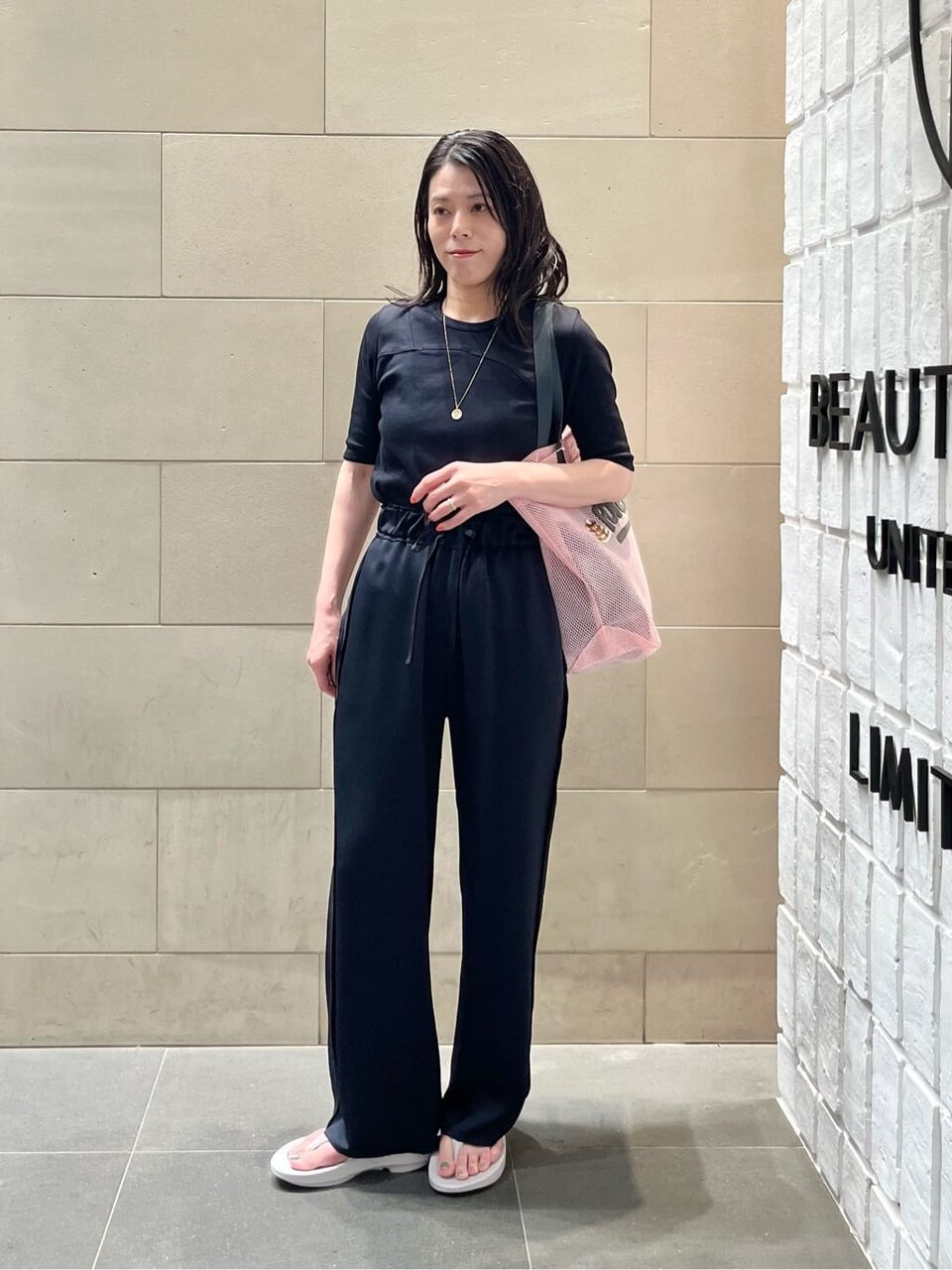Tシャツを着た女性