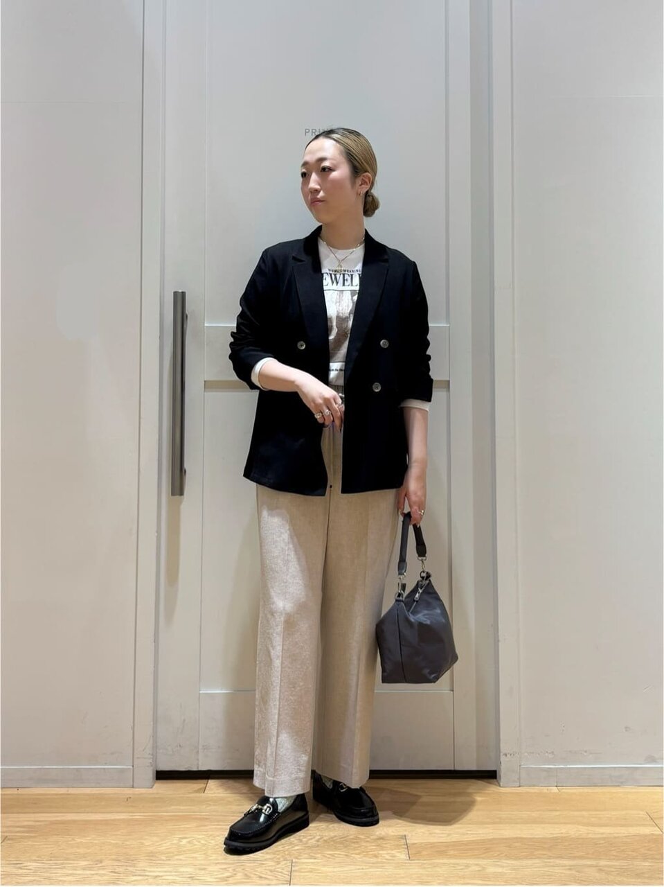 Tシャツを着た女性