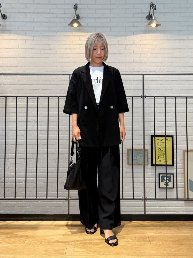Tシャツを着た女性