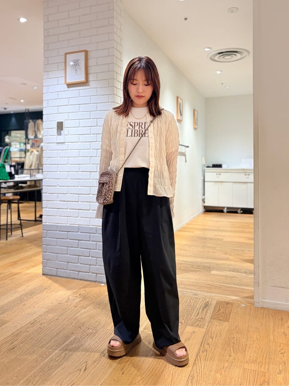 Tシャツを着た女性