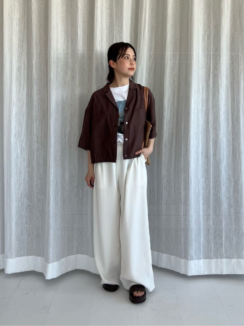 Tシャツを着た女性
