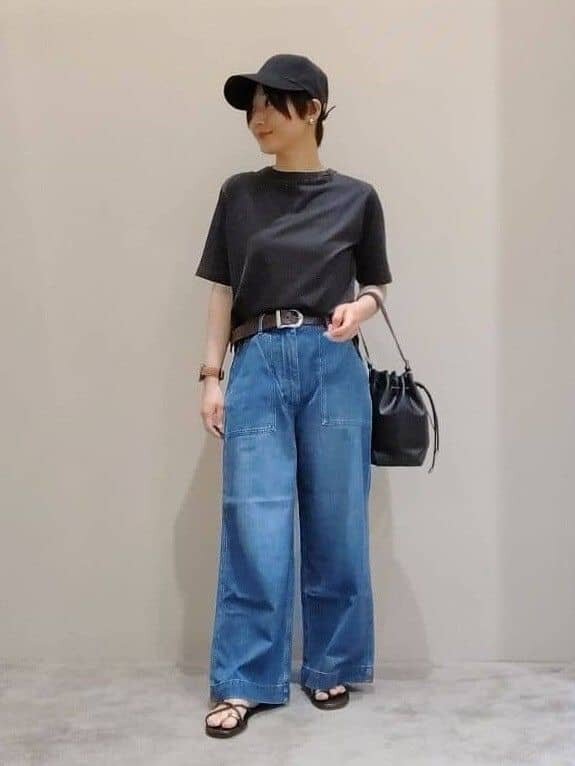 Tシャツを着た女性